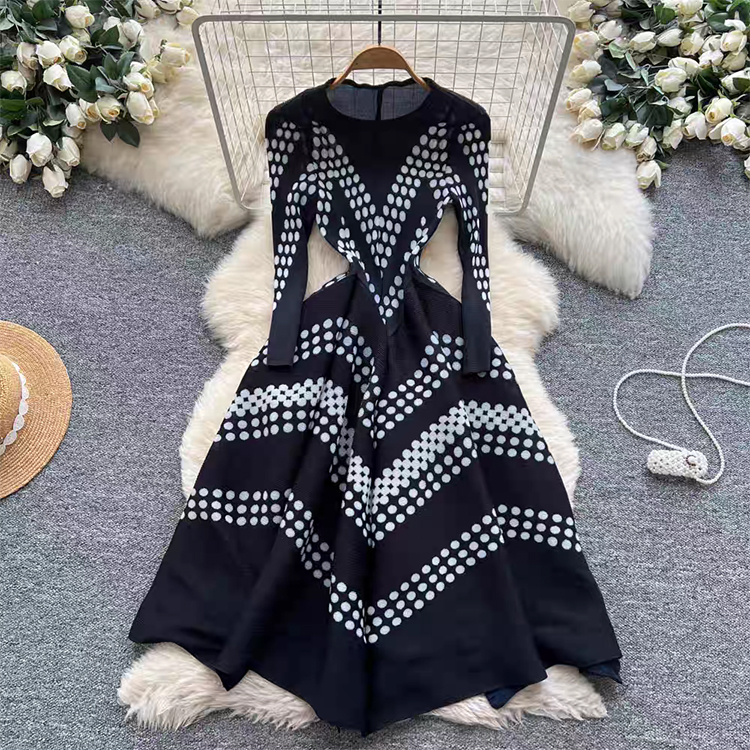 Elegant Polka Dot Pleated Dres - Ethnic Fashion Dress ulasan dan harga
